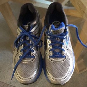 Men’s athletic shoes